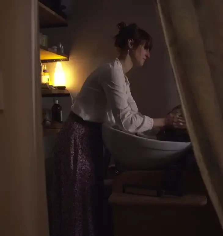 Laetitia Chevallier réalisant un soin énergétique dans son salon de coiffure