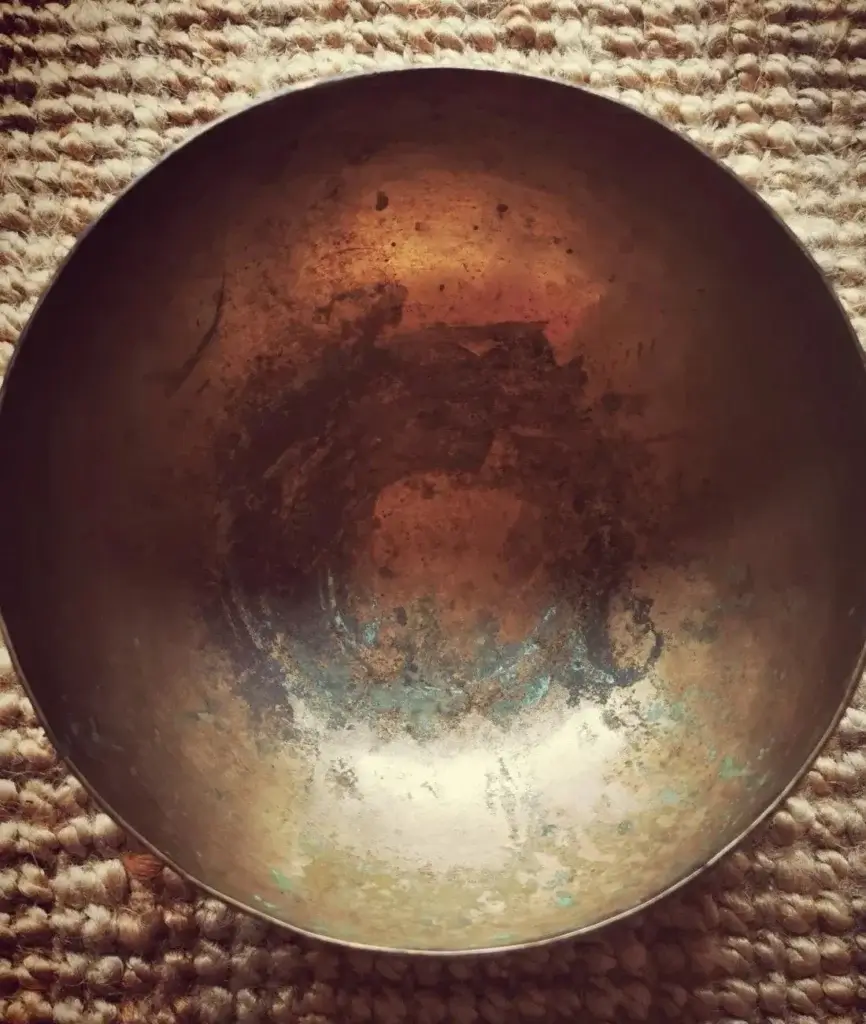 Bol tibétain de 130 ans d'âge, utilisé par Laetitia Chevallier en séance pour L'Empreinte, soin d'écoute crânienne unique à Saumur