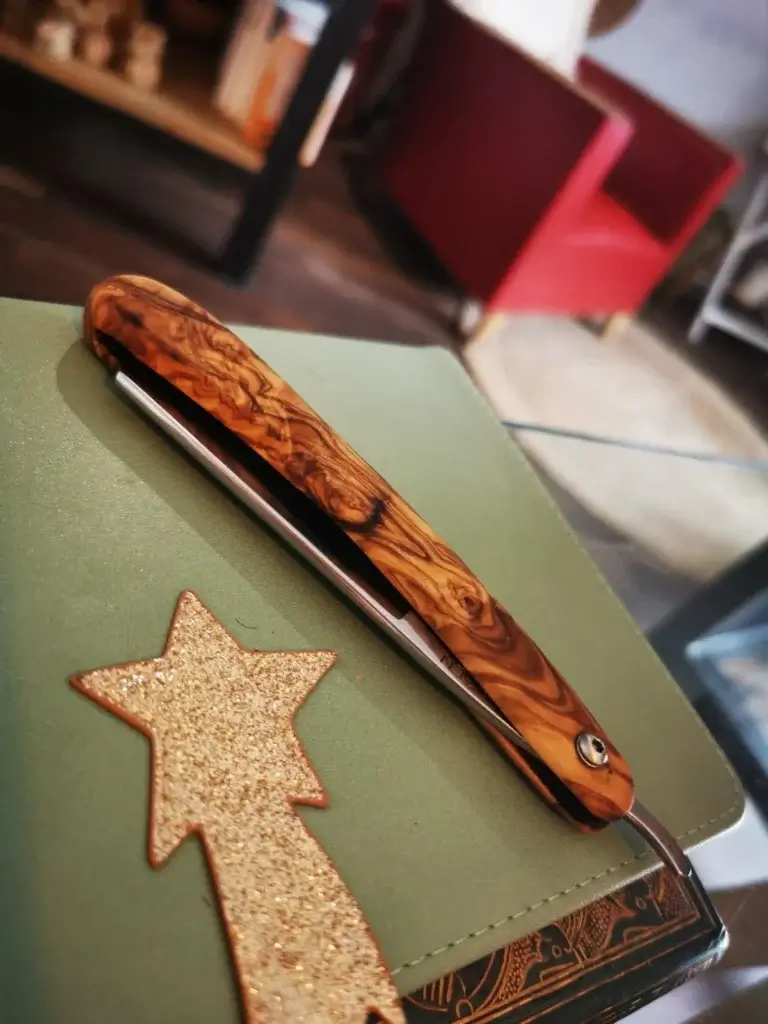 Rasoir coupe-chou en bois noble, utilisé par Laetitia Chevallier au salon Le Quai Namaste à Saumur, pour ses coupes énergétiques