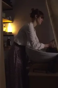 Laetitia Chevallier réalisant un soin énergétique dans son salon de coiffure