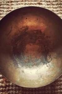 Bol tibétain de 130 ans d'âge, utilisé par Laetitia Chevallier en séance pour L'Empreinte, soin d'écoute crânienne unique à Saumur