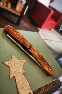 Rasoir coupe-chou en bois noble, utilisé par Laetitia Chevallier au salon Le Quai Namaste à Saumur, pour ses coupes énergétiques